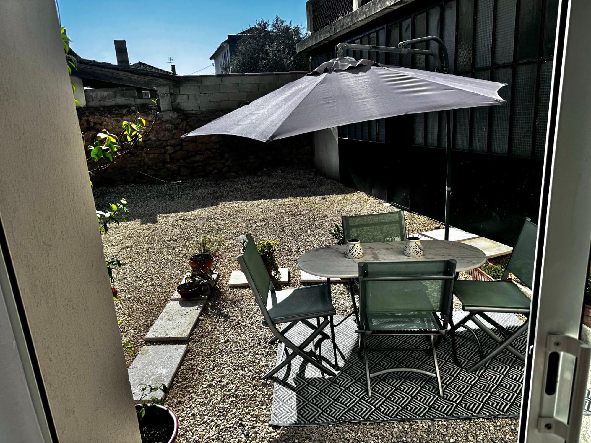 Charmant T2 Atypique Proche Du Centre-Ville Miramas Exterior photo