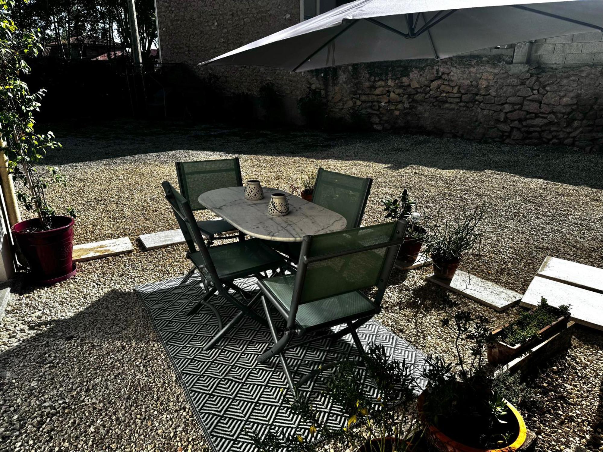 Charmant T2 Atypique Proche Du Centre-Ville Miramas Exterior photo